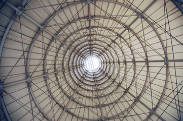 Estructura circular de toldo con acabado en forma de cono