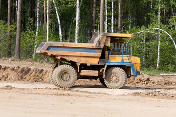 Obraz premium Big yellow mining truck