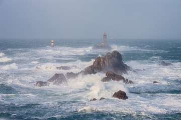 Tempête et déferlantes sur le Phare de la Vieille en Pointe du Raz (GR34) - Plogoff en Bretagne