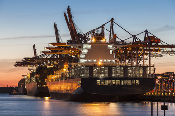 Hamburg Containerhafen im Sonnenuntergang