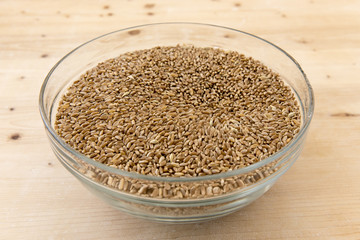 Frumento in una ciotola di vetro