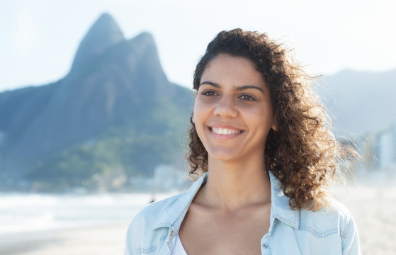 Lachende Latina in Rio de Janeiro