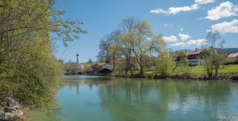 Mangfall Fluss mit Blick zur Dorfkirche Gmund am Tegernsee