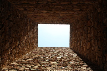Antigua chimenea de piedra desde el interior