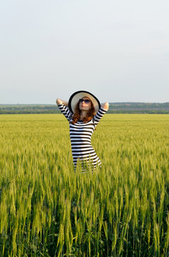 Young woman posing in a field summer photo.