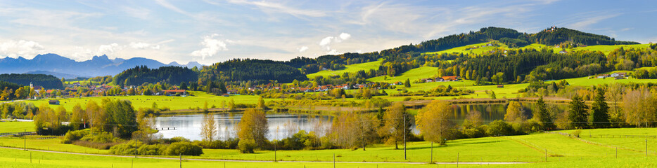 Fototapeta premium Panorama Landschaft in Bayern im Allgäu bei Fuessen
