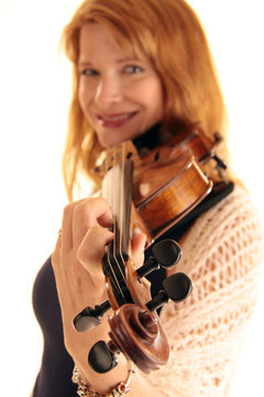 Geige in der Hand einer Frau