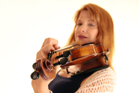 Wirbel einer Geige in der Hand einer Frau
