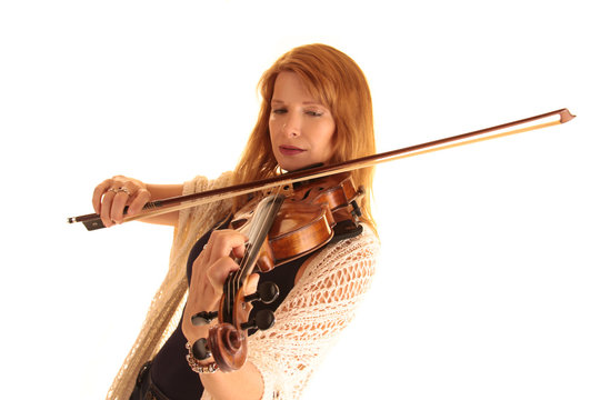 Frau streicht mit dem Geigenbogen über die Saiten der Violine