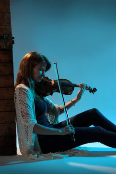 Frau spielt kleine Nachtmusik mit Geige