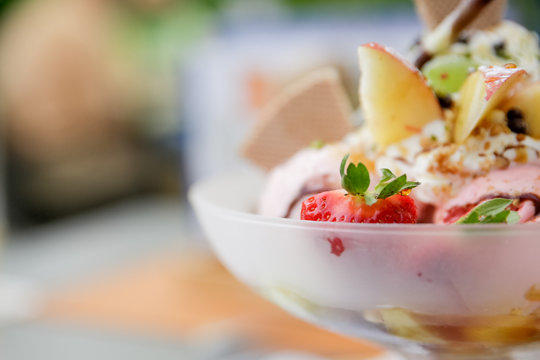 Fr&uuml;chteeisbecher