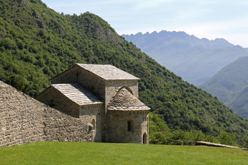 Fototapeta na wymiar oratorio di San Benedetto; complesso di San Pietro al Monte, Civate