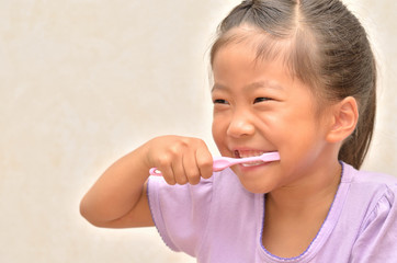 歯磨きする女の子