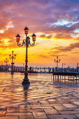 Fototapety  Piazza San Marco o wschodzie słońca, Vinice, Włochy