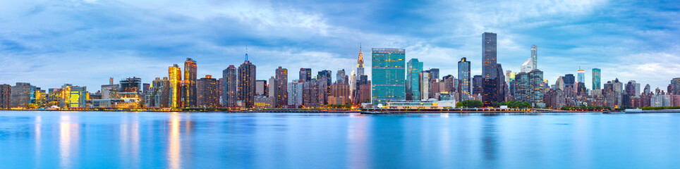 Midtown Manhattan panorama as viewed from Gantry Plaza State Park across East River - obrazy, fototapety, plakaty