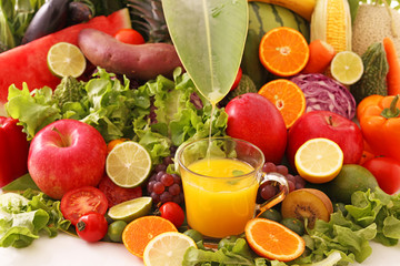 新鮮な果物とジュース