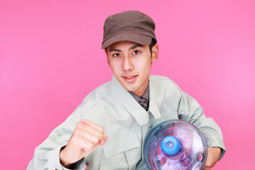 ボトルを運ぶ笑顔の男性