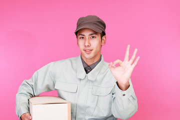 荷物を運ぶ笑顔の宅配人