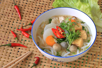 Tray of vegetarian rice noodle soup