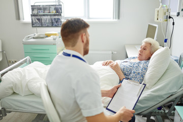 Obraz premium Senior woman in hospital