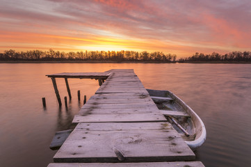 łódka na jeziorze o wschodzie słońca