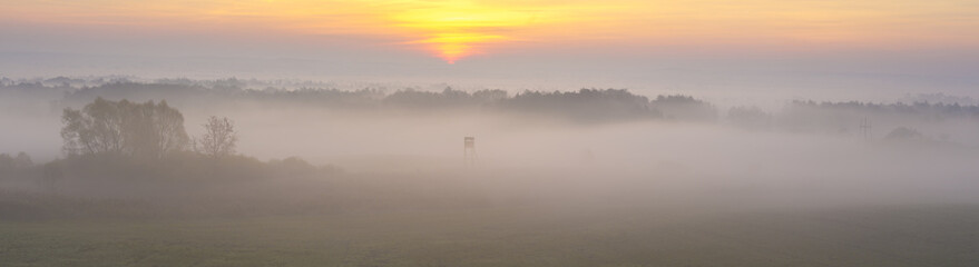 piękny,mglisty jesienny poranek nad łąka i wieżą myśliwską © Mike Mareen