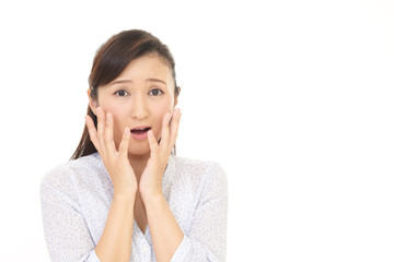 困惑した表情の女性