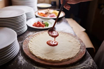 Photo sur Plexiglas Pizzeria Preparing pizza