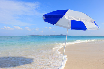 美しい沖縄のビーチと夏空
