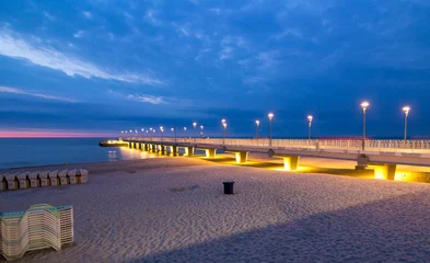 Foto auf Acrylglas Seebrücke Bunte Lichter am Pier am Abend, Kolobrzeg, Polen