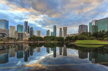 Obraz premium Kuala Lumpur city downtown at sunrise with reflection of skyline