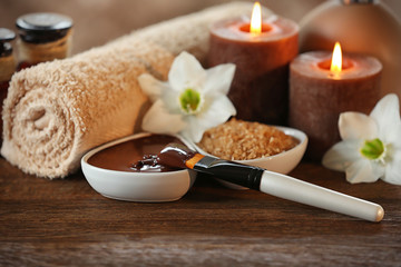 Obraz na płótnie Canvas Spa chocolate set with candles on blurred background