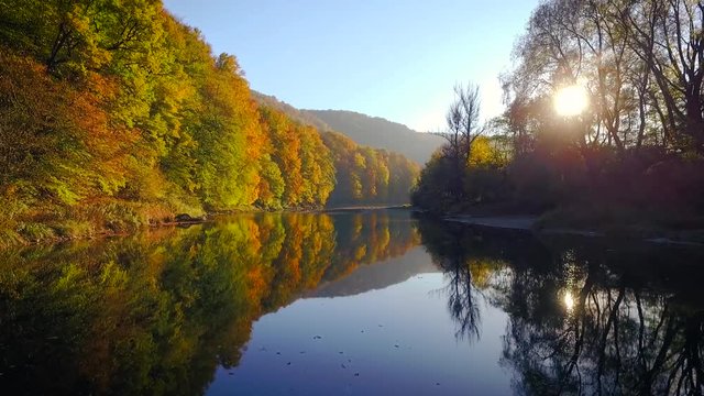 Осеннее буйство красок. Невероятный полет над рекой в Карпатах.  