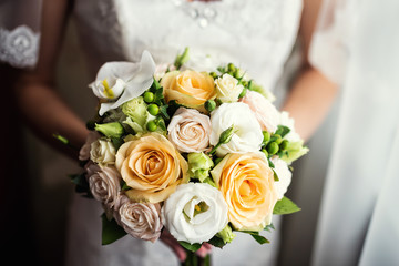 Obraz na płótnie Canvas bridal bouquet in hands