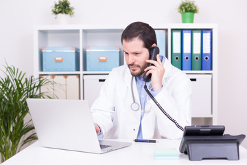 Mediziner in Praxis am Telefon