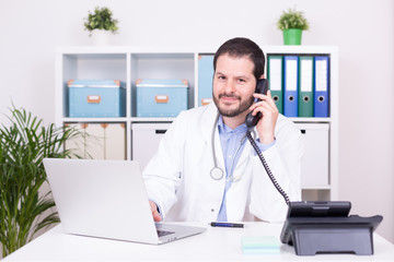 Arzt in Praxis am Telefon