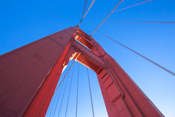 Obraz premium detail of gold gate bridge in blue sky