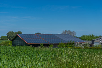 Photovoltaikanlage Bauernhof mit Solarzellen 