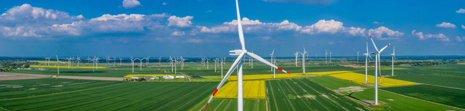 Panorama Luftbild und Nahaufnahme einer Windenergieanlage in einem Windpark mit Rapsfeld