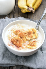 Oats porridge with banana slices