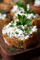 Bread with curd cheese and green herbs