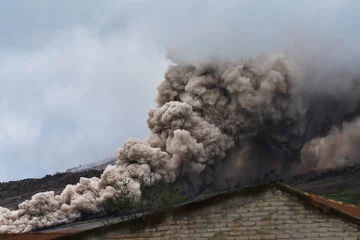 Une épaisse fumée et des cendres du volcan Sinabung se sont propagées au sol (Sumatra, Indonésie)