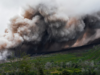 Dikke rook en as van de vulkaan Sinabung wordt verspreid langs de kant van de berg (Sumatra, Indonesië)