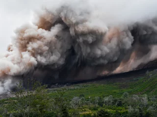 Photo sur Plexiglas Volcan Une épaisse fumée et des cendres du volcan Sinabung se répandent le long du flanc de la montagne (Sumatra, Indonésie)