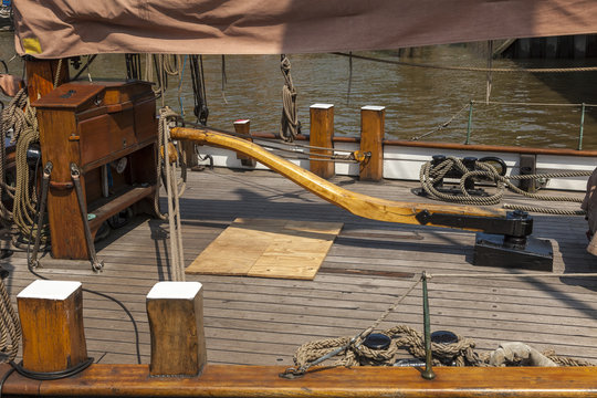 Ruderpinne und Teakdeck eines historischen Segelschiffes in Hamburg