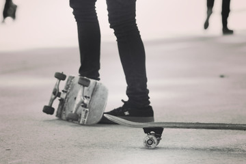 Fototapeta premium Chico con un monopatín en el parque del Retiro, Madrid. Fotografía en blanco y negro