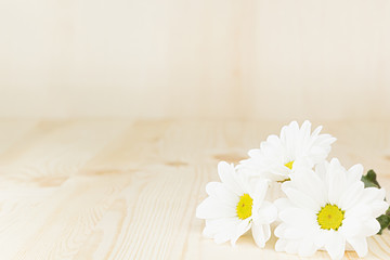 Obraz premium Spring white flowers on a wooden background. Copy space. Background. Texture.