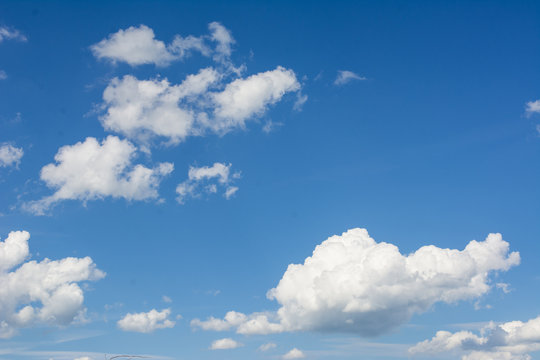 blauer Himmel mit Wolken