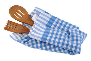 Couverts en bois enroulés dans un torchon à carreaux