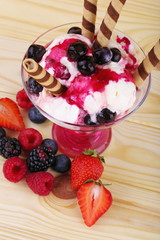 Coppa di gelato all'amarena con frutti di bosco